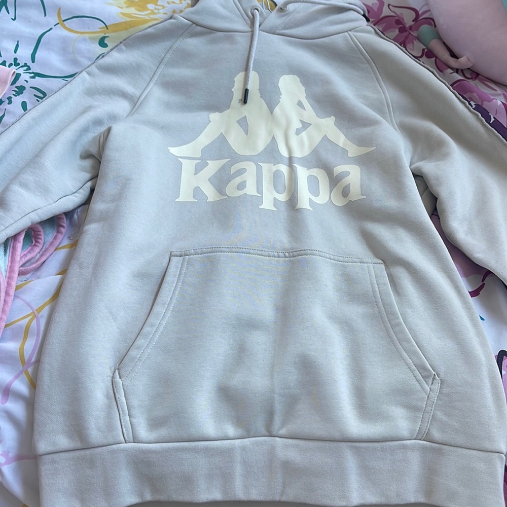 Selling this kappa sweatshirt size small !!